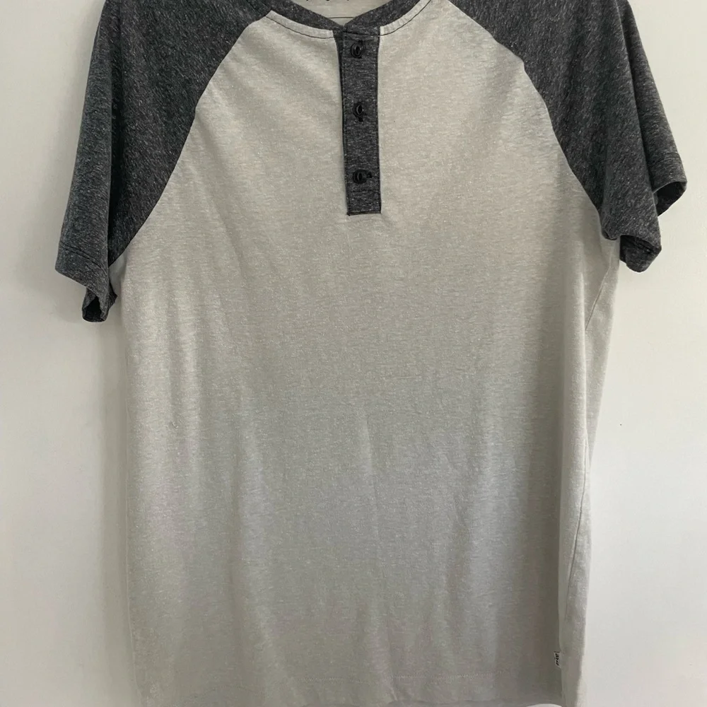 Men’s Levi's Two-Tone Gray Raglan Henley Tee in small